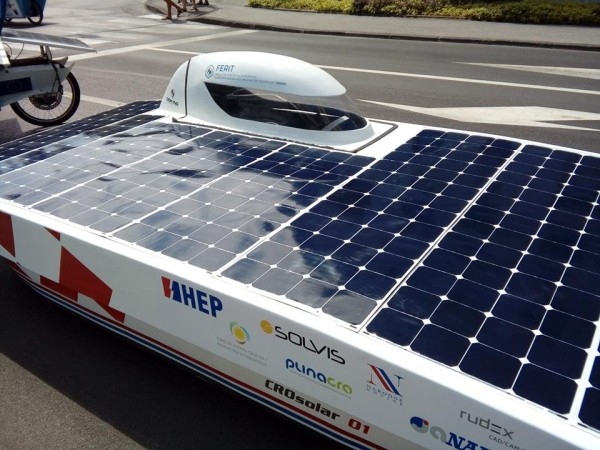 Jedan od automobila na utrci solarnih električnih vozila